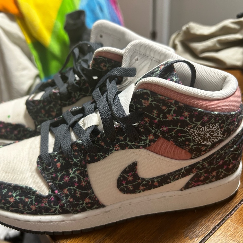 Jordan 1’s mid size 6 1/2 big kids fits like a women’s 8.